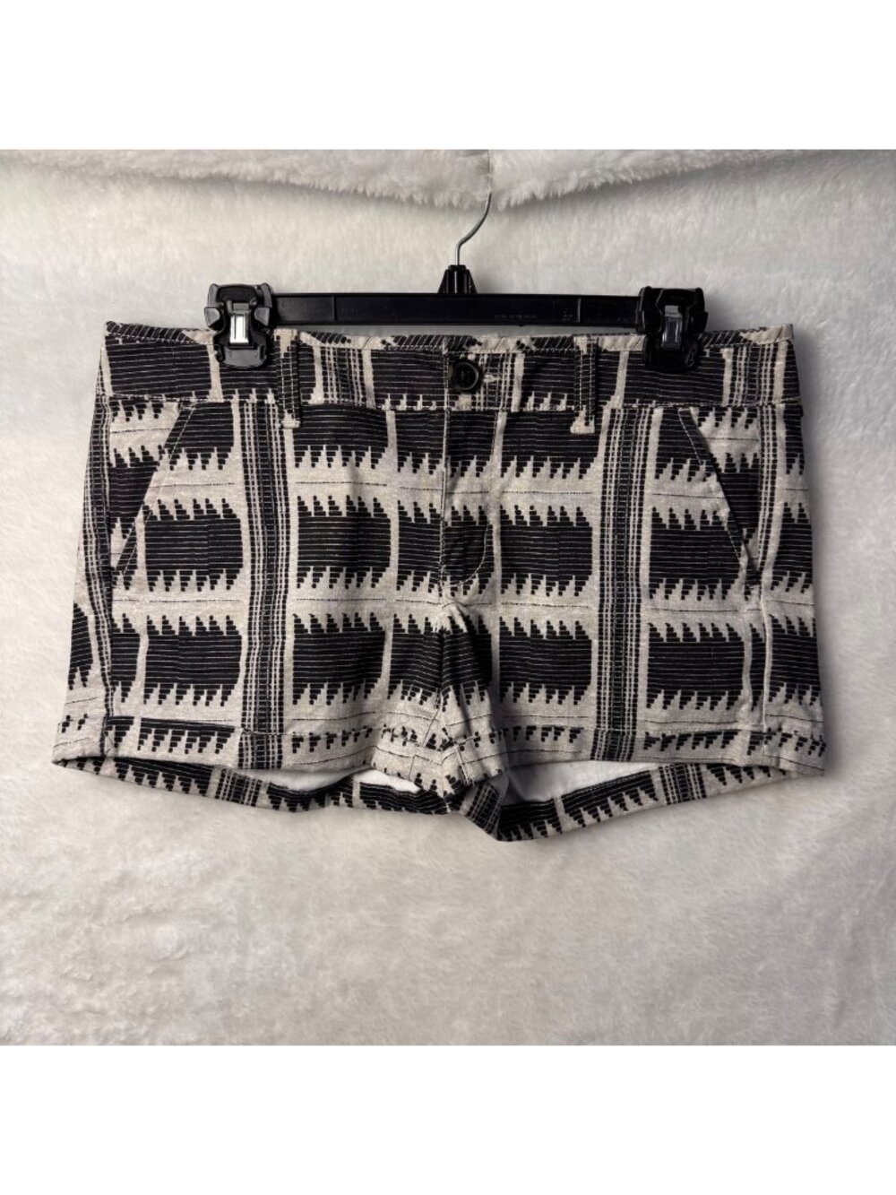 American Eagle 8 chino shorts midi stretch black white geometric Aztec pattern